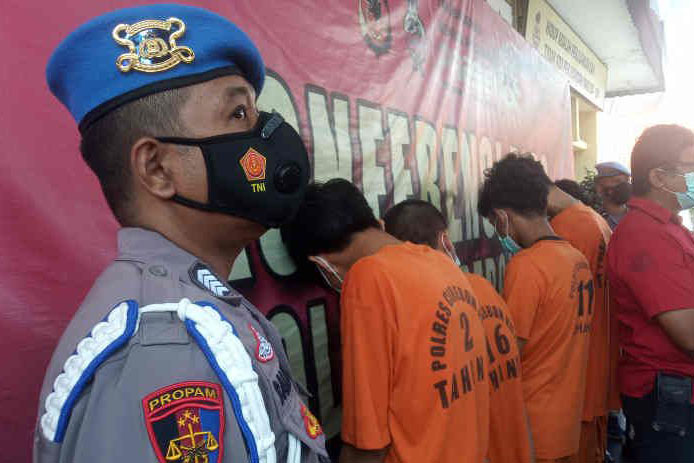 Polres Cirebon tangkap lima pengedar narkotika dan obat terlarang Polres Cirebon tangkap lima pengedar narkotika dan obat terlarang
