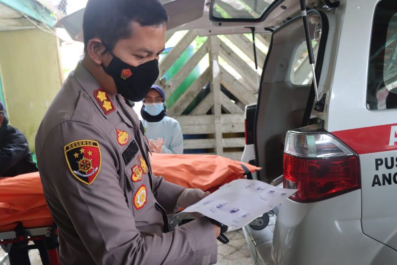 Polres Garut selidiki mayat berbalut selimut yang ditemukan di jalanan Polres Garut selidiki mayat berbalut selimut yang ditemukan di jalanan