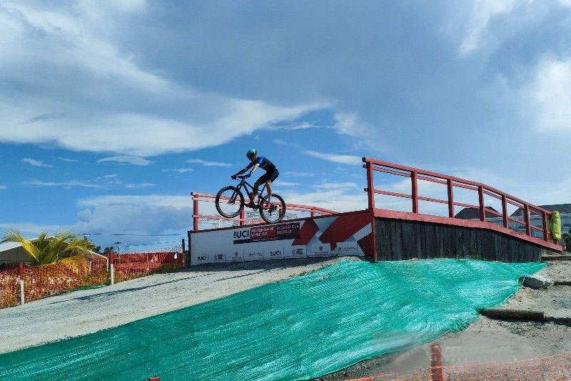 Atlet mancanegara mulai uji coba lintasan balap UCI MTB di Kalteng
