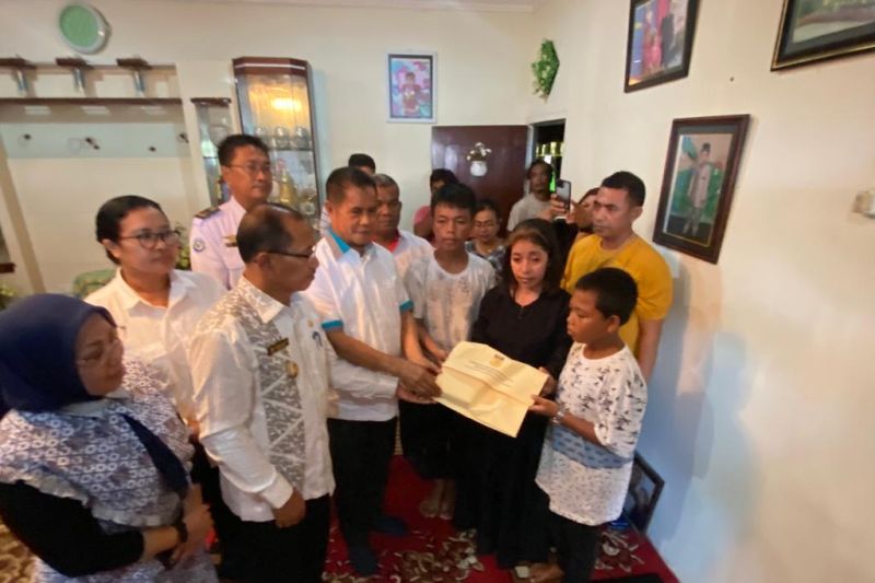 Pemprov Papua serahkan santunan bagi keluarga korban penembakan Pemprov Papua serahkan santunan bagi keluarga korban penembakan