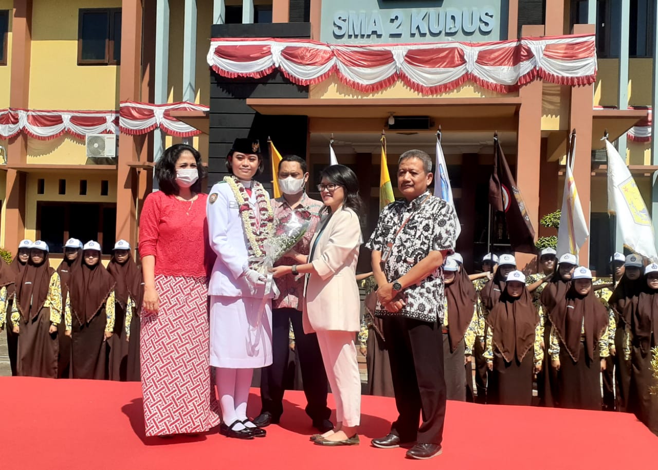I Dewa Ayu Firsty, pembawa Bendera Pusaka dapat tabungan pendidikan I Dewa Ayu Firsty, pembawa Bendera Pusaka dapat tabungan pendidikan