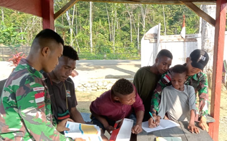 Pos Satgas Yonif 126/Kala Cakti diserbu anak-anak perbatasan Papua Pos Satgas Yonif 126/Kala Cakti diserbu anak-anak perbatasan Papua