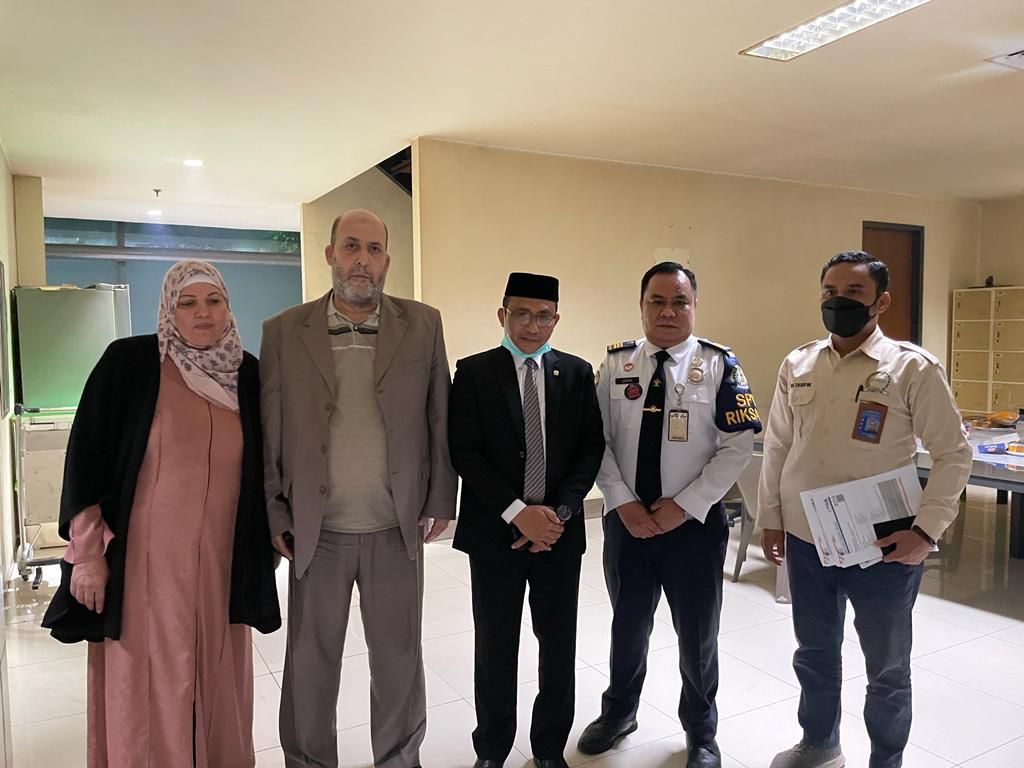 Tak miliki visa dan dideportasi, anggota DPD RI jamin orang tua mahasiswa asal Palestina Tak miliki visa dan dideportasi, anggota DPD RI jamin orang tua mahasiswa asal Palestina