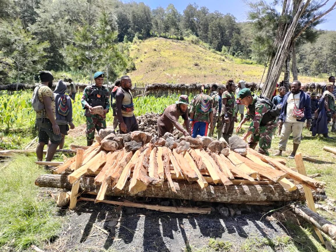 TNI gelar acara Bakar Batu dan berbagi sembako kepada warga Distrik Tima, Papua TNI gelar acara Bakar Batu dan berbagi sembako kepada warga Distrik Tima, Papua