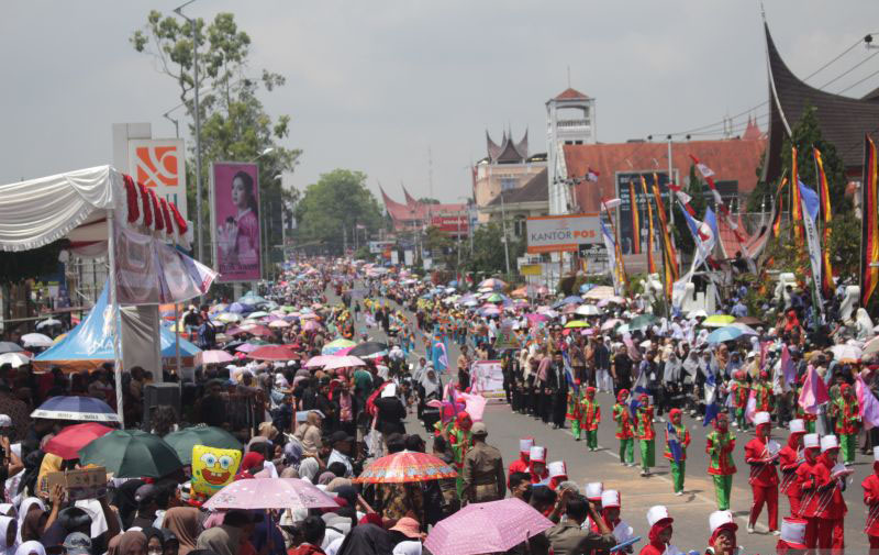 Pawai alegoris HUT RI di Bukittinggi meriah setelah dua tahun absen Pawai alegoris HUT RI di Bukittinggi meriah setelah dua tahun absen