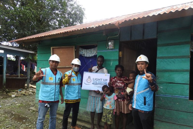 PLN Papua beri sambungan listrik gratis dalam rangka HUT RI PLN Papua beri sambungan listrik gratis dalam rangka HUT RI