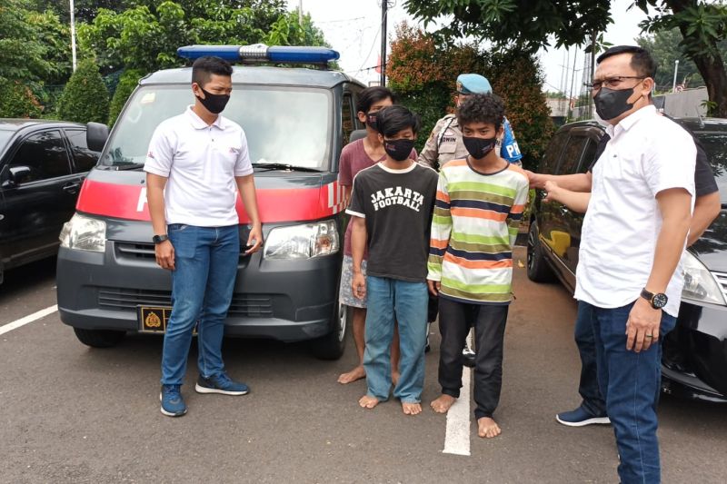 Polisi tangkap tiga pengamen yang ancam pemilik warung di Ciracas Polisi tangkap tiga pengamen yang ancam pemilik warung di Ciracas