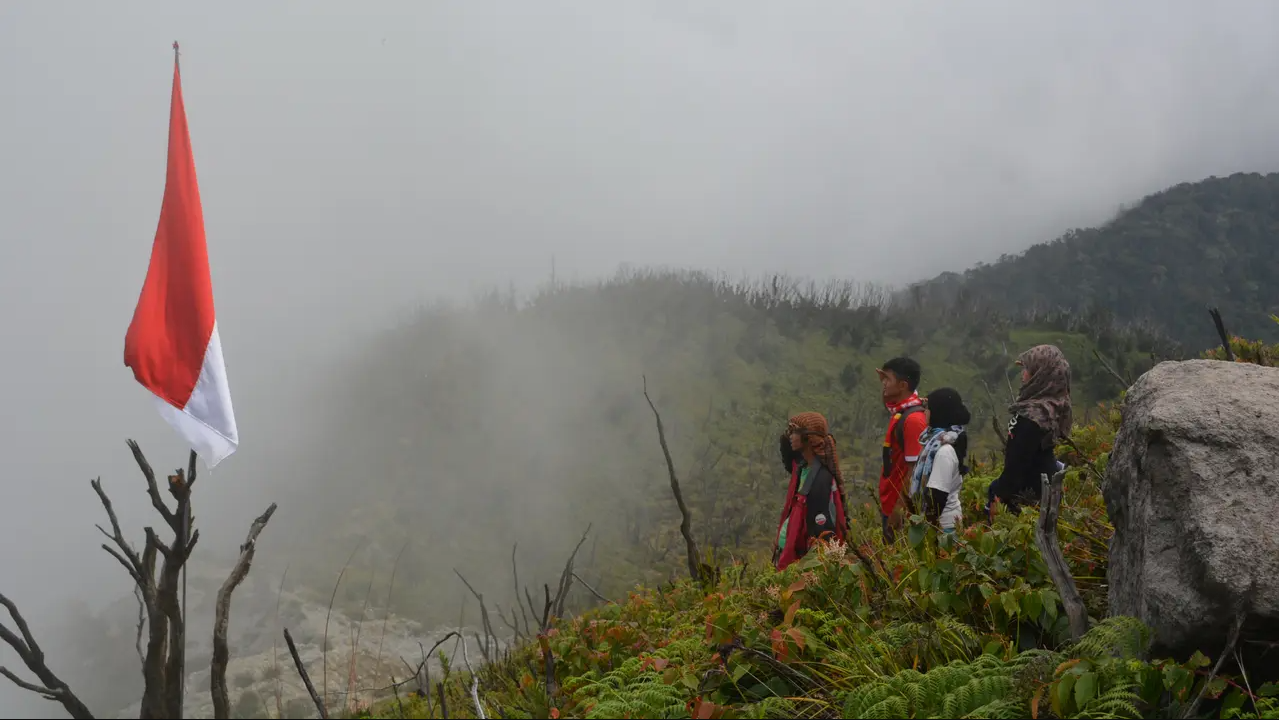 12 April 2005: Letusan dahsyat Gunung Talang, puluhan ribu warga mengungsi 12 April 2005: Letusan dahsyat Gunung Talang, puluhan ribu warga mengungsi
