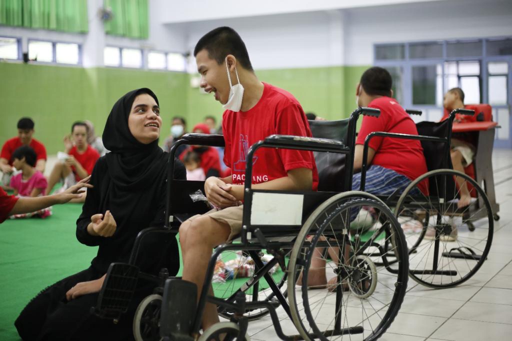 Mahasiswa asing UMM ngabuburit bersama anak-anak YPAC Mahasiswa asing UMM ngabuburit bersama anak-anak YPAC