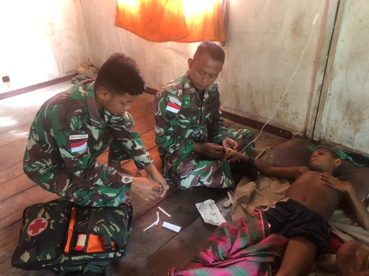 Satgas Yonif 126/KC bantu obati warga perbatasan yang alami demam tinggi Satgas Yonif 126/KC bantu obati warga perbatasan yang alami demam tinggi
