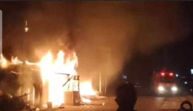 Diduga korsleting listrik, lima kios di Subang ludes dilalap api