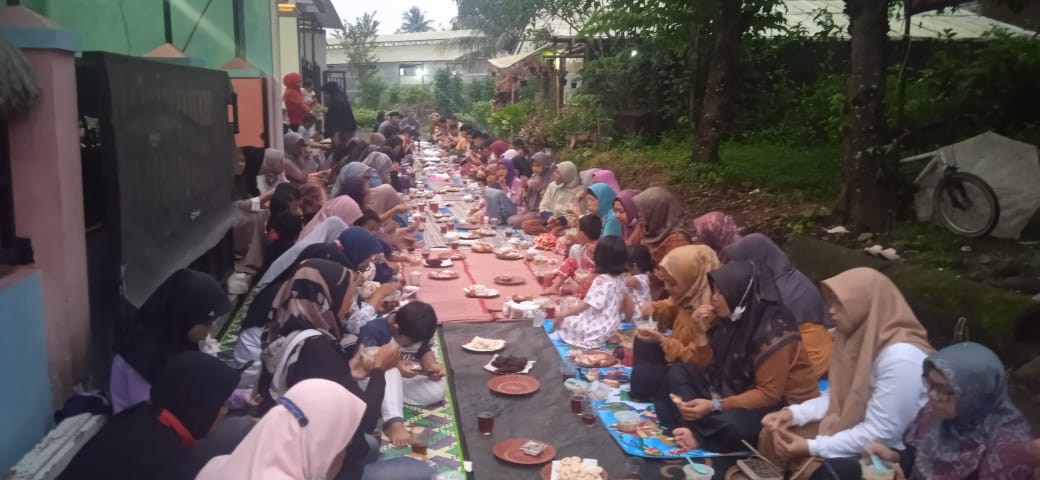 Di kaki Bukit Menoreh, umat muslim dan kristiani buka puasa bersama Di kaki Bukit Menoreh, umat muslim dan kristiani buka puasa bersama