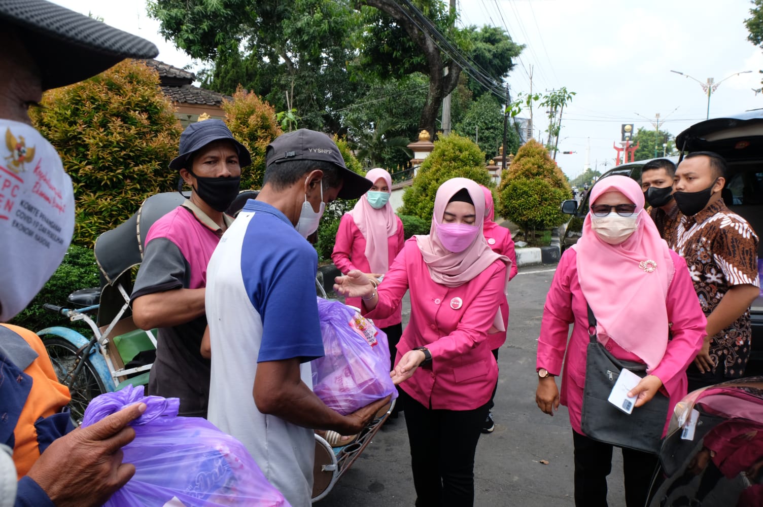 Istri-istri anggota DPRD Sukoharjo turun ke jalan bagikan paket sembako Istri-istri anggota DPRD Sukoharjo turun ke jalan bagikan paket sembako