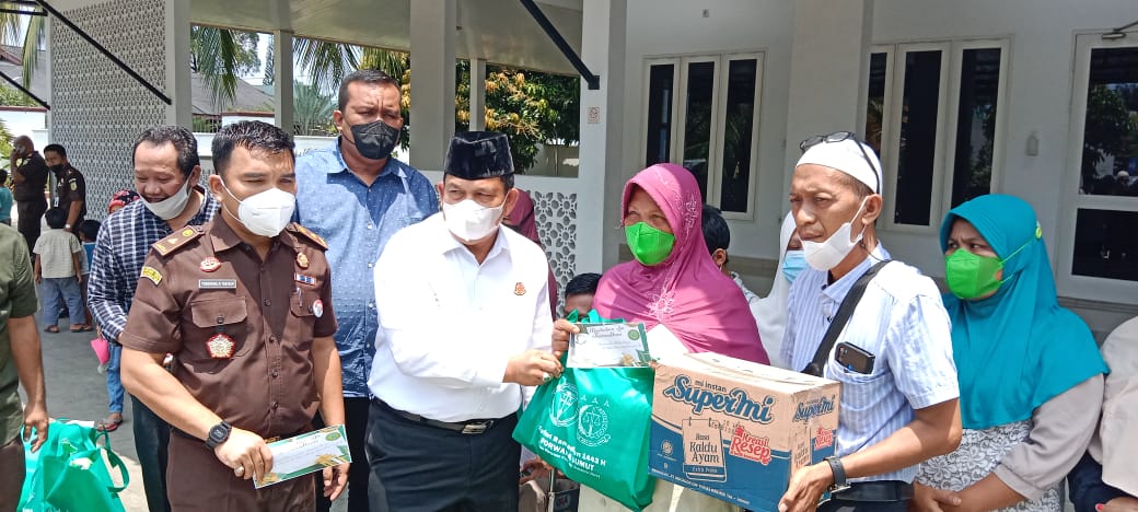 Kejatisu dan Forwaka Sumut serahkan bantuan sembako kepada dhuafa dan yatim piatu Kejatisu dan Forwaka Sumut serahkan bantuan sembako kepada dhuafa dan yatim piatu