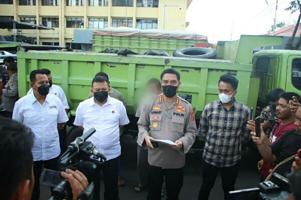 Polda Sulut amankan dua pelaku penyalahgunaan solar bersubsidi di Manado Polda Sulut amankan dua pelaku penyalahgunaan solar bersubsidi di Manado