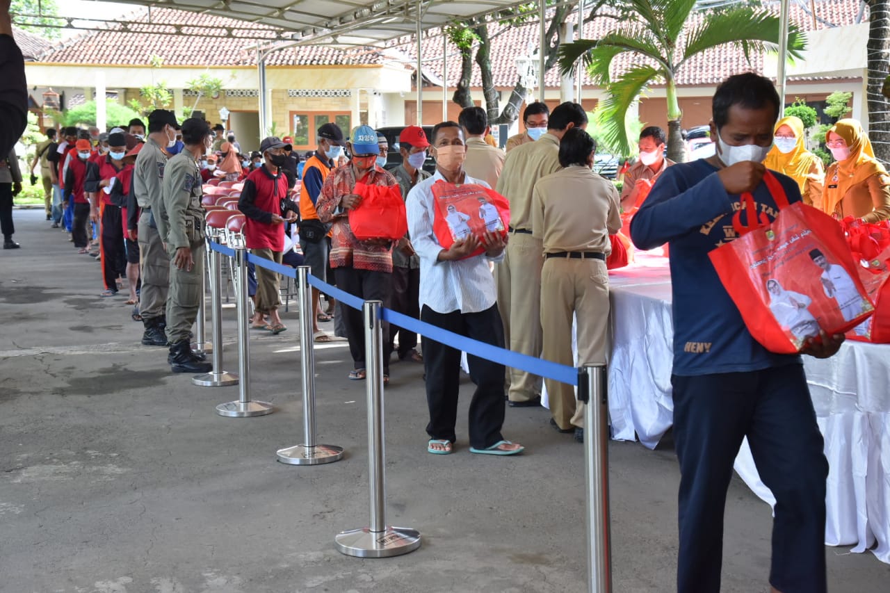 Pemkab Sukoharjo salurkan 3.000 paket sembako bagi warga kurang mampu dan THL pemkab Pemkab Sukoharjo salurkan 3.000 paket sembako bagi warga kurang mampu dan THL pemkab