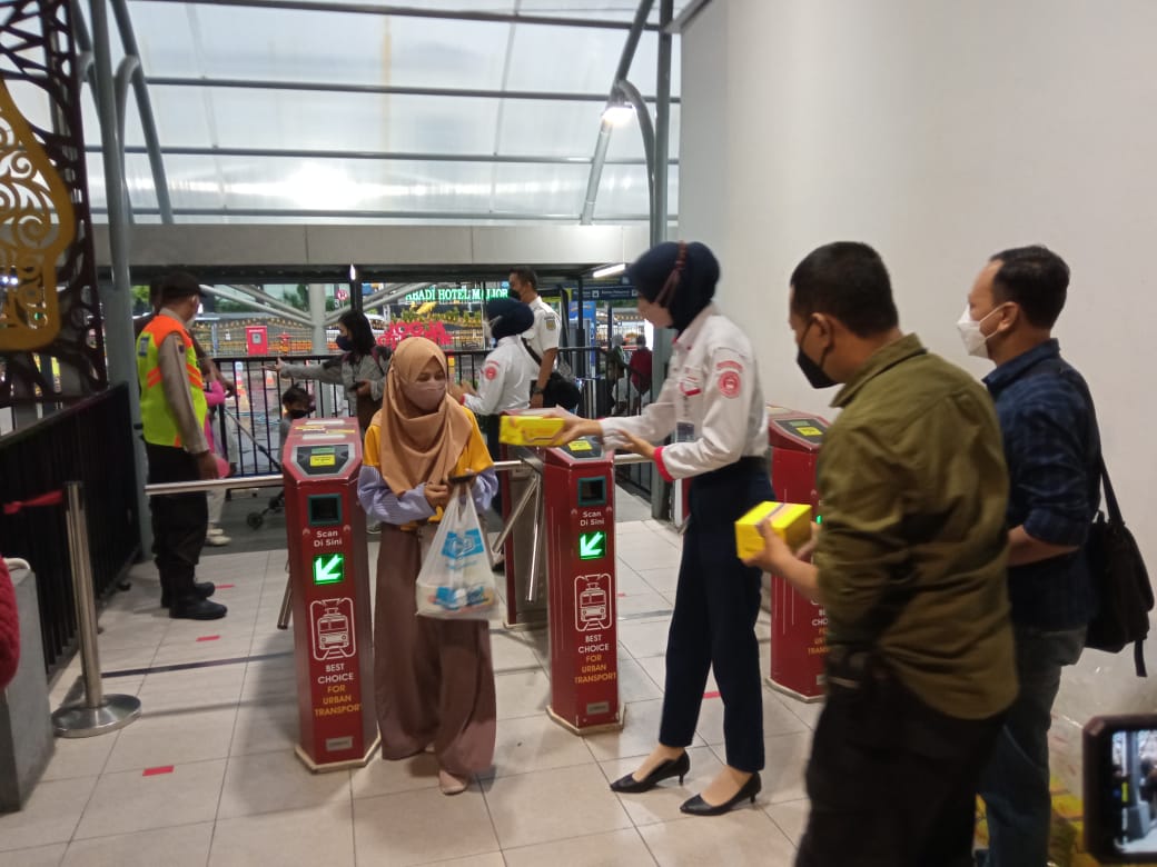 KAI bagikan takjil gratis di Stasiun Tugu Yogyakarta bagi pelanggan KAI bagikan takjil gratis di Stasiun Tugu Yogyakarta bagi pelanggan
