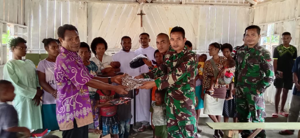 Rayakan Paskah, Satgas Yonif 126/KC bagikan pakaian kepada warga perbatasan Rayakan Paskah, Satgas Yonif 126/KC bagikan pakaian kepada warga perbatasan