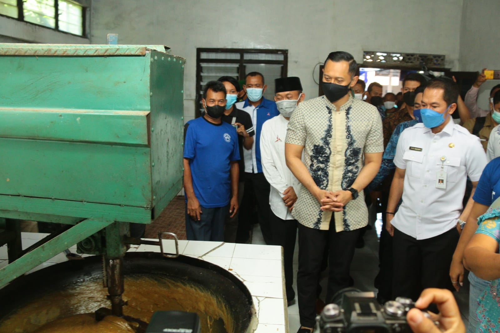 Safari Ramadan di Kudus, AHY datangi <i>home industri</i> jenang