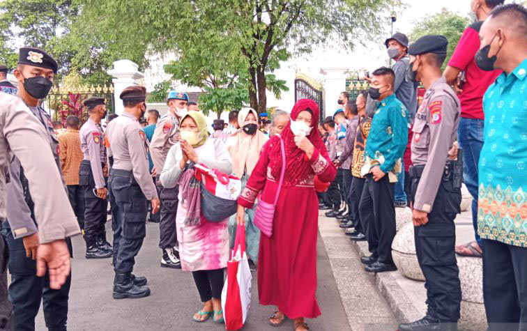 Presiden Jokowi bagikan ribuan paket sembako untuk warga Yogyakarta