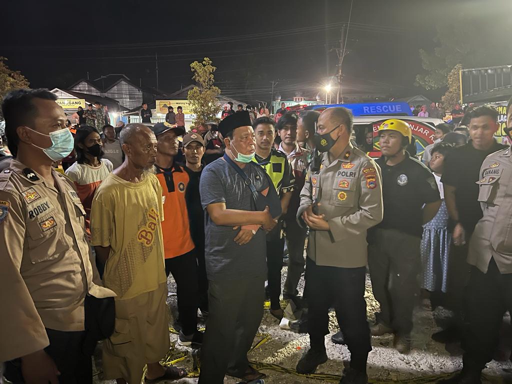 Gubernur Kalsel tinjau lokasi bangunan toko swalayan yang roboh Gubernur Kalsel tinjau lokasi bangunan toko swalayan yang roboh