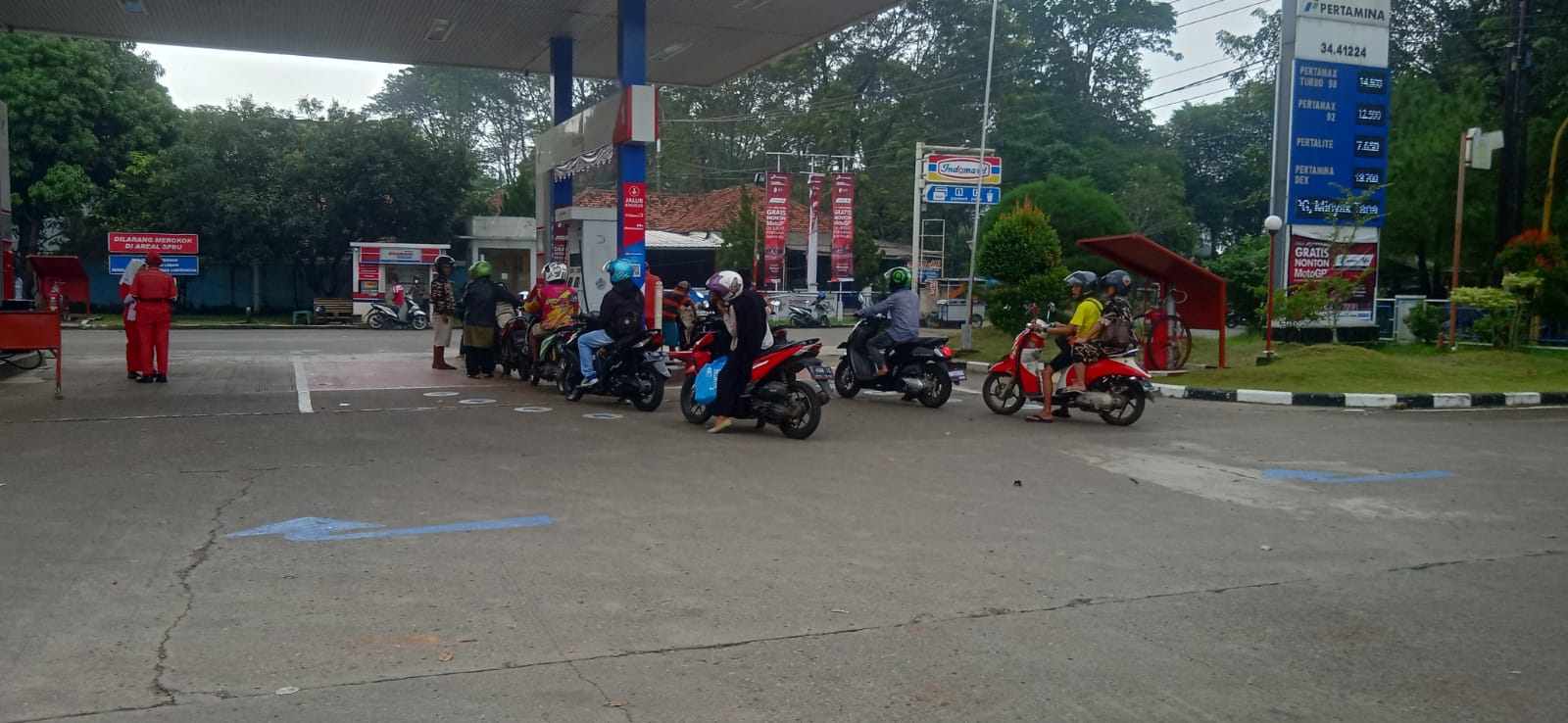 Warga Subang keluhkan kelangkaan Pertalite di sejumlah SPBU Warga Subang keluhkan kelangkaan Pertalite di sejumlah SPBU