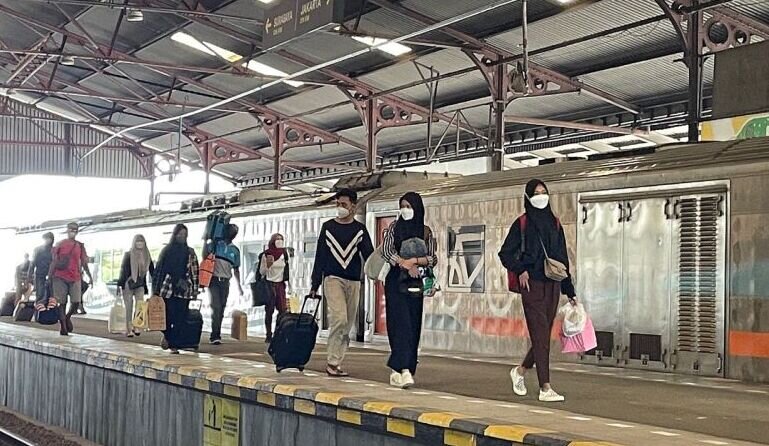 Puncak arus mudik penumpang kereta api Cirebon diprediksi besok