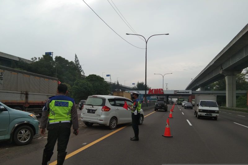 Contra flow mulai diterapkan di Tol Jakarta-Cikampek Contra flow mulai diterapkan di Tol Jakarta-Cikampek