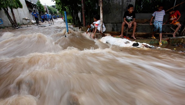 14 April 2014: Banjir bandang di Garut, 10 mahasiswa Undip hanyut 14 April 2014: Banjir bandang di Garut, 10 mahasiswa Undip hanyut