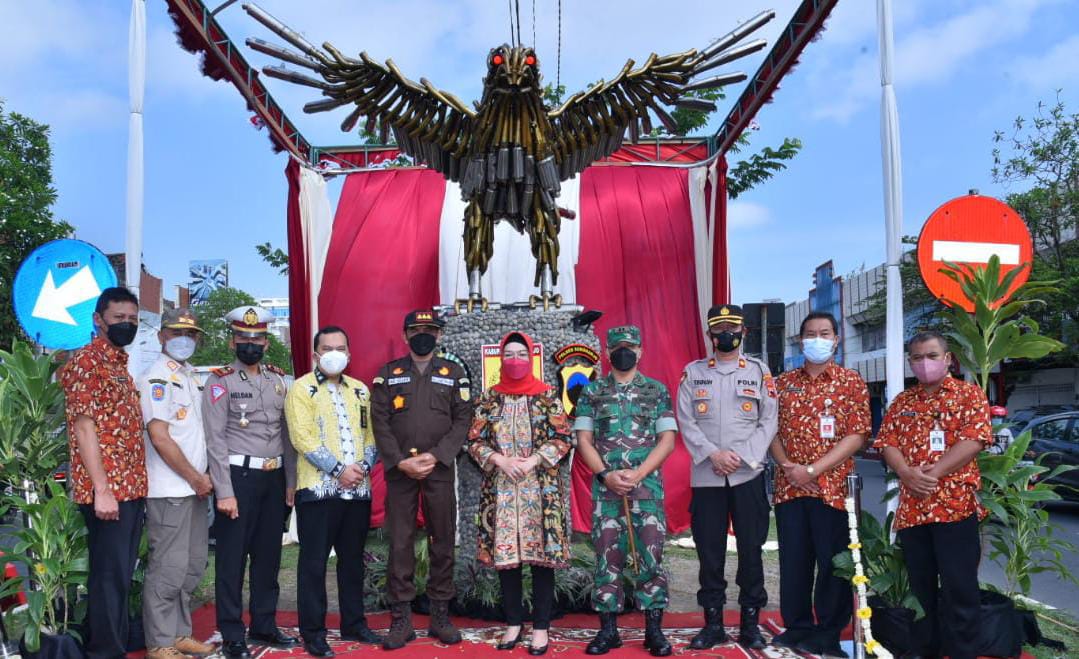 Knalpot sitaan Polres Sukoharjo jadi Monumen Elang Danadyaksa Knalpot sitaan Polres Sukoharjo jadi Monumen Elang Danadyaksa