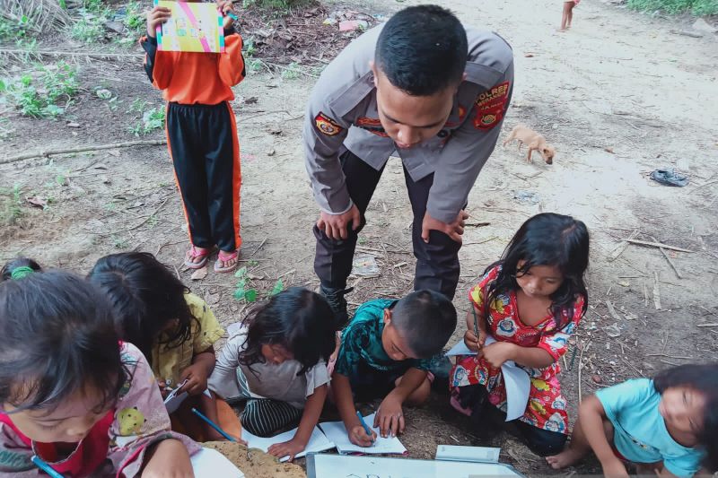 Polisi asal SAD ajarkan baca tulis anak rimba di kawasan Air Hitam