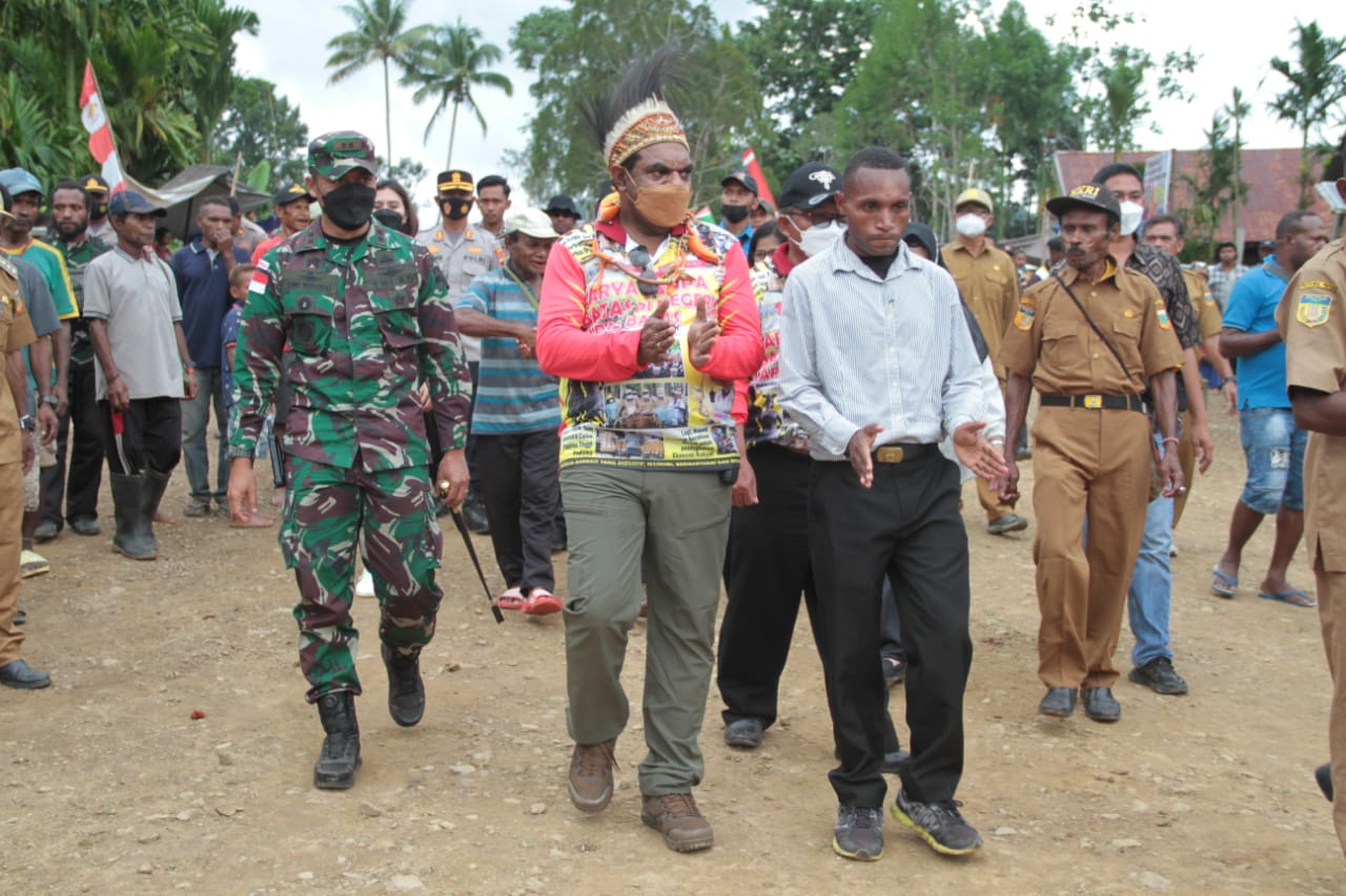 Satgas Pamtas Yonif 126/KC ikut rayakan HUT ke-19 Kabupaten Keerom Satgas Pamtas Yonif 126/KC ikut rayakan HUT ke-19 Kabupaten Keerom