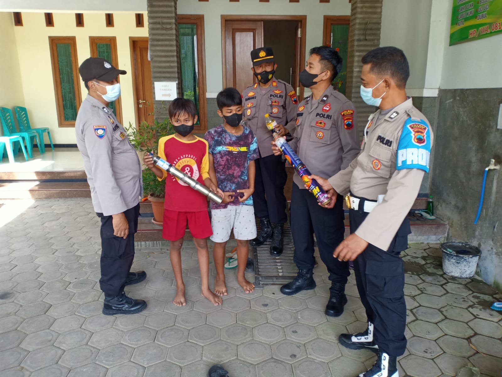 Operasi Cipta Kondisi Ramadan, petugas sita petasan dari dua bocah warga Kudus Operasi Cipta Kondisi Ramadan, petugas sita petasan dari dua bocah warga Kudus