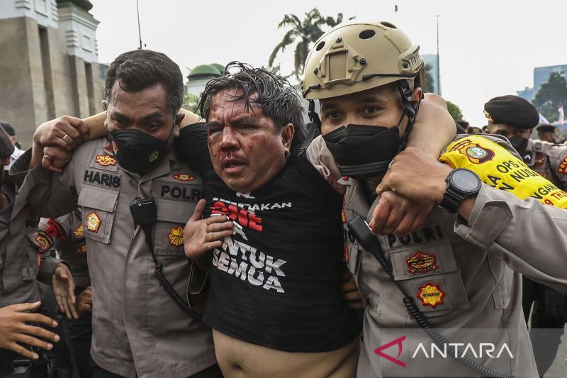 Detik-detik saat Ade Armando dikeroyok massa Detik-detik saat Ade Armando dikeroyok massa
