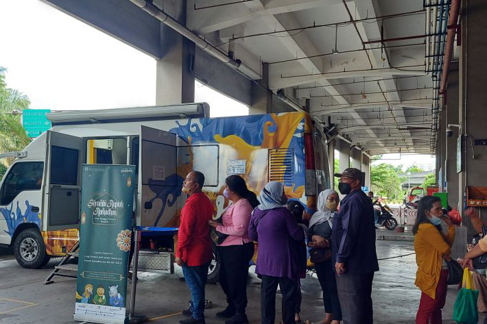 Masyarakat padati layanan penukaran uang di Terminal Pulo Gebang Masyarakat padati layanan penukaran uang di Terminal Pulo Gebang