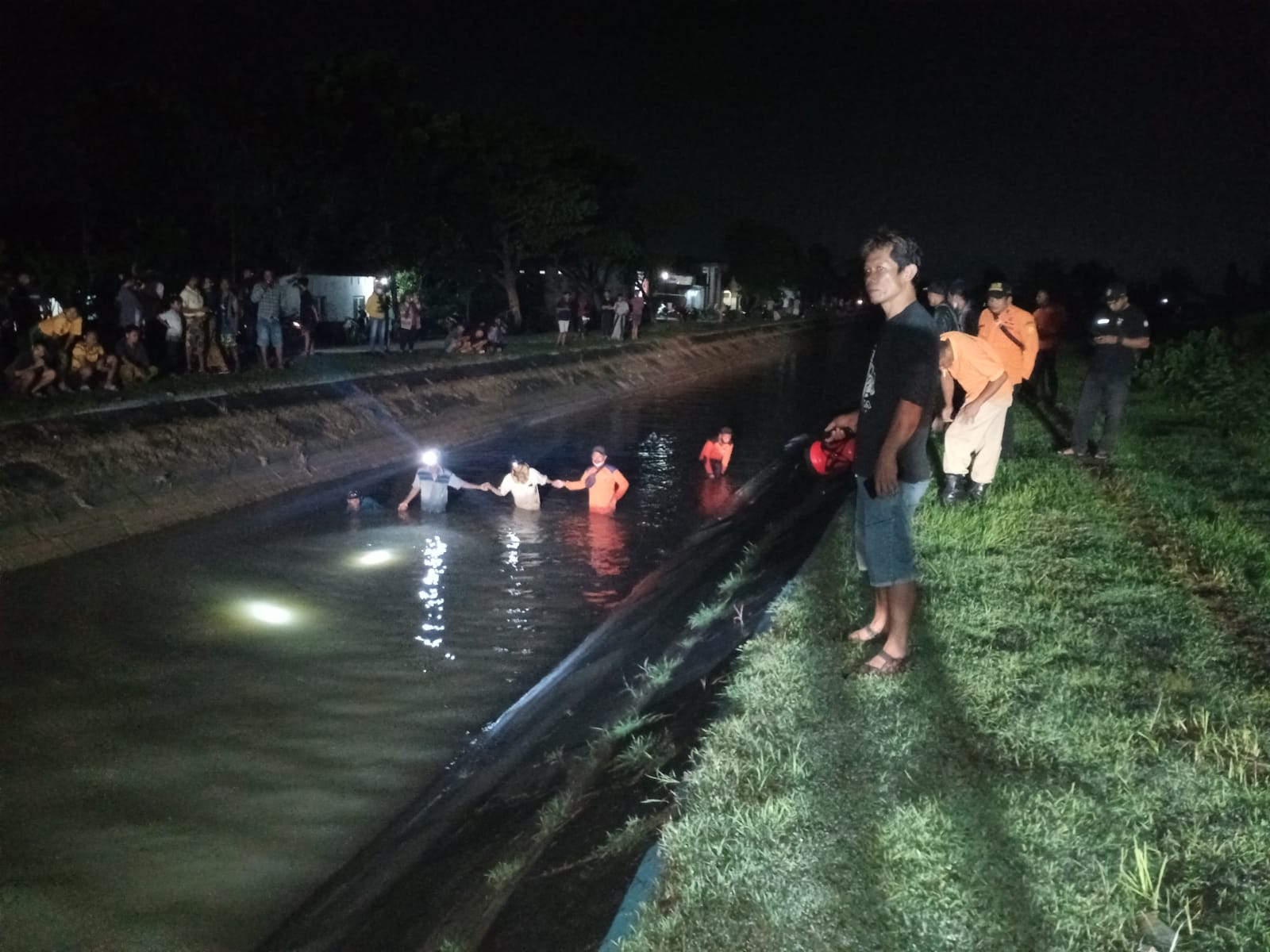 Dua bocah meninggal terseret arus saluran irigasi Sungai Kes, Demak Dua bocah meninggal terseret arus saluran irigasi Sungai Kes, Demak