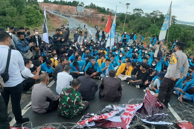 Anggota DPRD Kepri dan mahasiswa lesehan di aspal sambil berdialog Anggota DPRD Kepri dan mahasiswa lesehan di aspal sambil berdialog