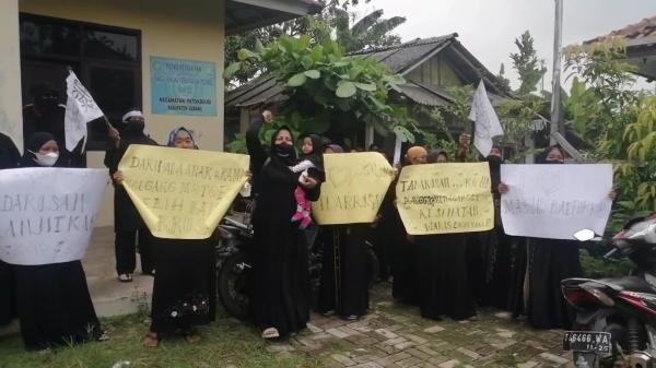 Protes pengeras suara saat tadarus, seorang warga di Subang di demo warga lain Protes pengeras suara saat tadarus, seorang warga di Subang di demo warga lain