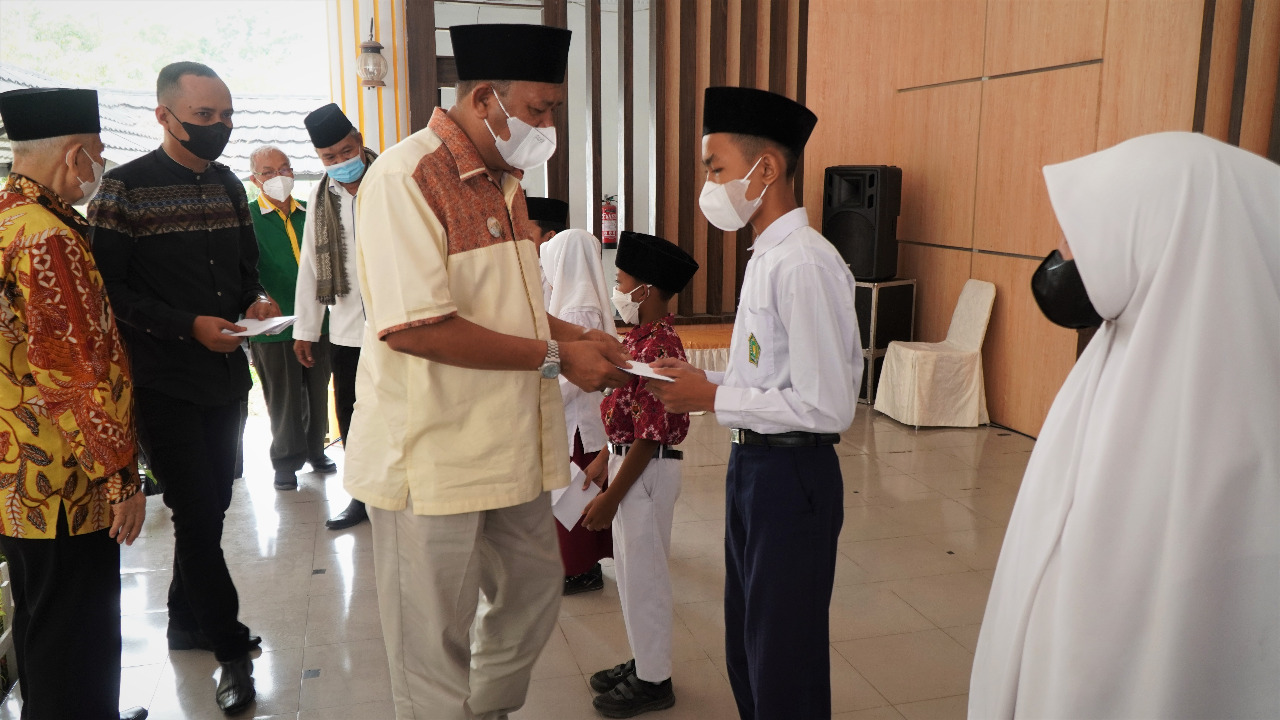 100 anak terima beasiswa Baznas dan Plt Bupati Langkat 100 anak terima beasiswa Baznas dan Plt Bupati LangkatÂ