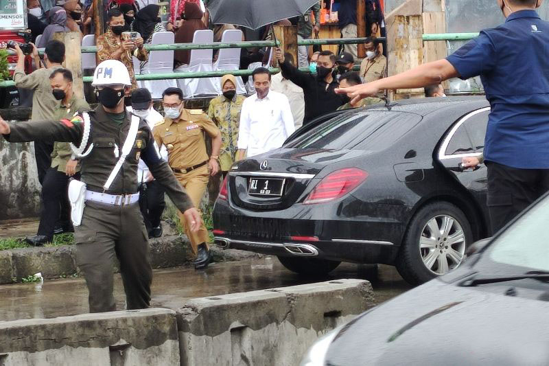Jokowi bagikan bantuan langsung tunai di 2 pasar kawasan Puncak Bogor