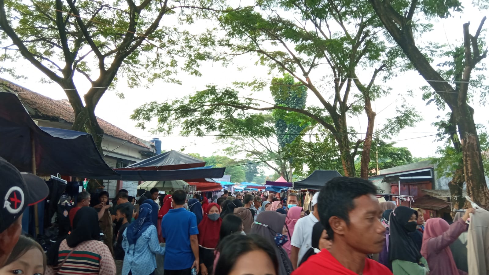 Jelang Idul Fitri, pasar kaget di Purwakarta diserbu pengunjung