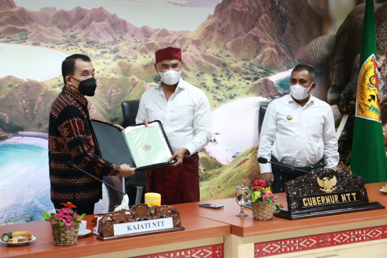 Kejati NTT serahkan aset tanah Pemkab Mabar Kejati NTT serahkan aset tanah Pemkab Mabar