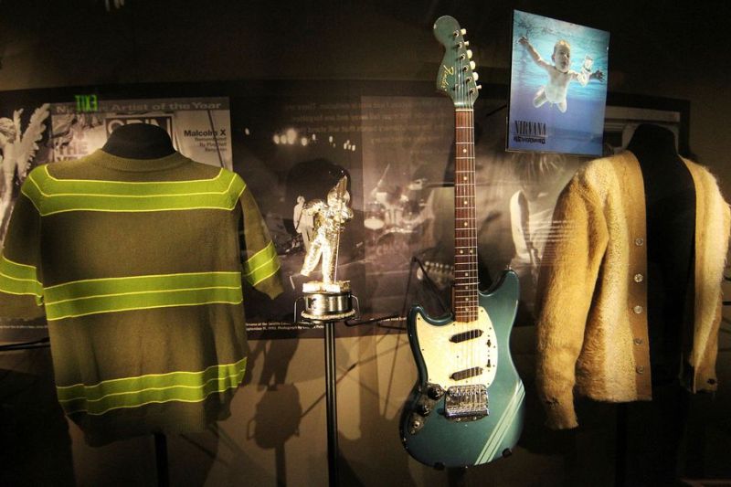 Gitar biru Kurt Cobain diperkirakan terjual hingga Rp11,4 miliar Gitar biru Kurt Cobain diperkirakan terjual hingga Rp11,4 miliar