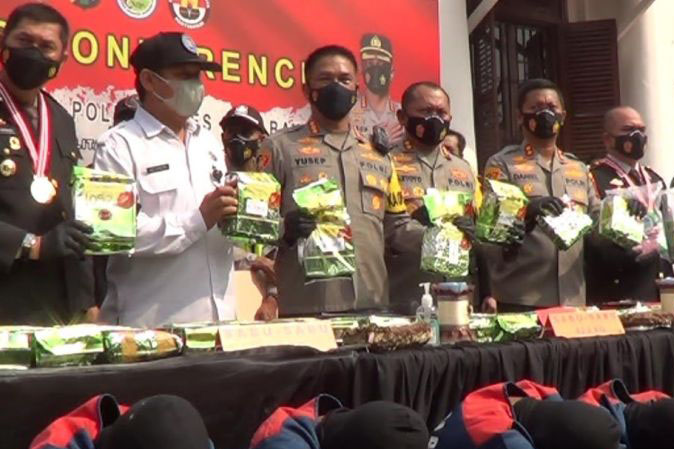 Polisi Surabaya tangkap pelaku peredaran 42,8 kilogram sabu-sabu