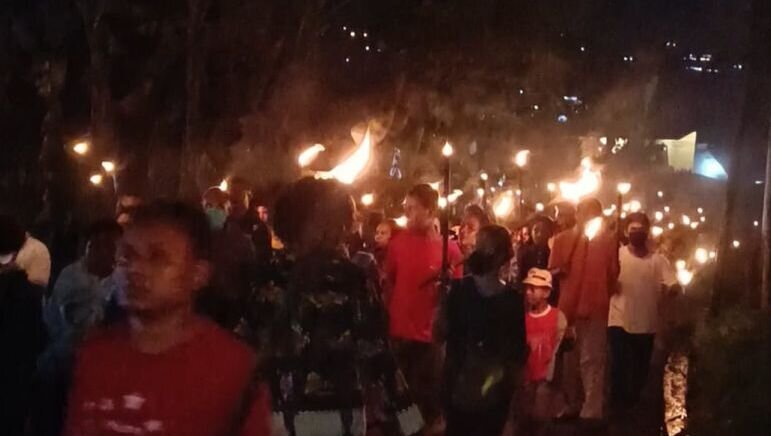 Jemaat GKI Efrata di Jayapura gelar pawai obor fajar Paskah Jemaat GKI Efrata di Jayapura gelar pawai obor fajar Paskah