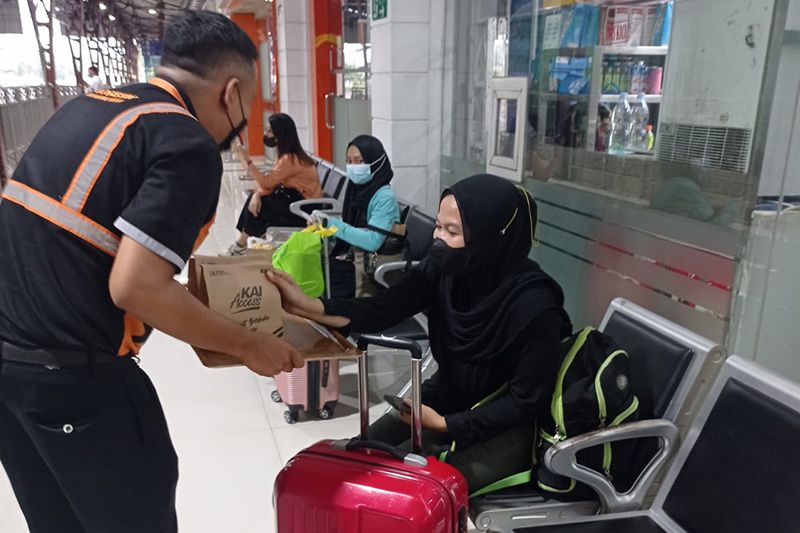 KAI Purwokerto sediakan takjil gratis bagi calon penumpang KA KAI Purwokerto sediakan takjil gratis bagi calon penumpang KA