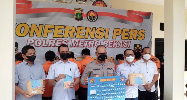 Hasil pengembangan. Polres Metro Bekasi tangkap 11 pengedar narkoba Hasil pengembangan. Polres Metro Bekasi tangkap 11 pengedar narkoba