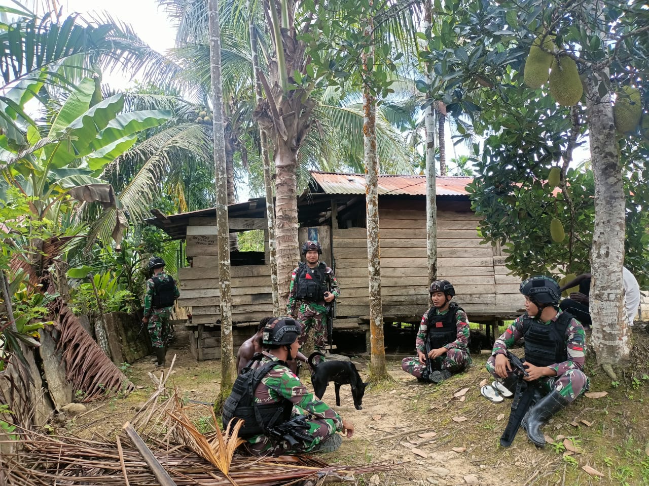 Wujdukan kemanunggalan TNI rakyat, Satgas Yonif 126/KC lakukan komsos warga perbatasan Wujdukan kemanunggalan TNI rakyat, Satgas Yonif 126/KC lakukan komsos warga perbatasan