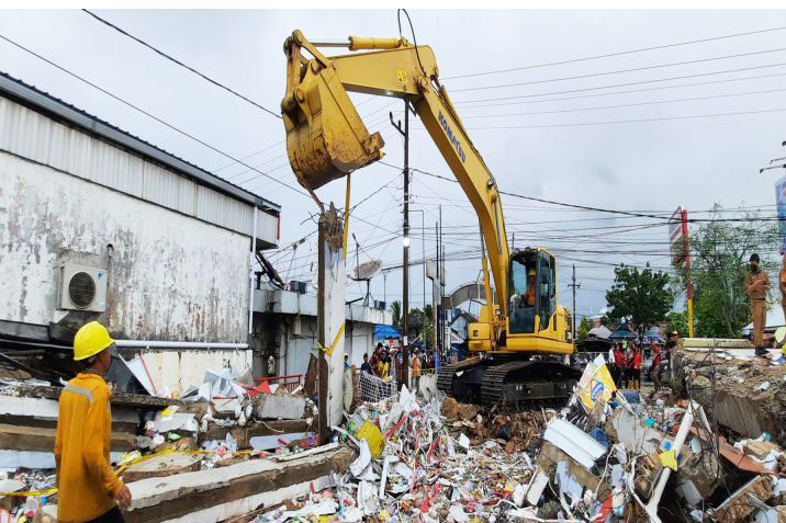 Empat korban ditemukan meninggal tertimbun minimarket di Kalsel Empat korban ditemukan meninggal tertimbun minimarket di Kalsel