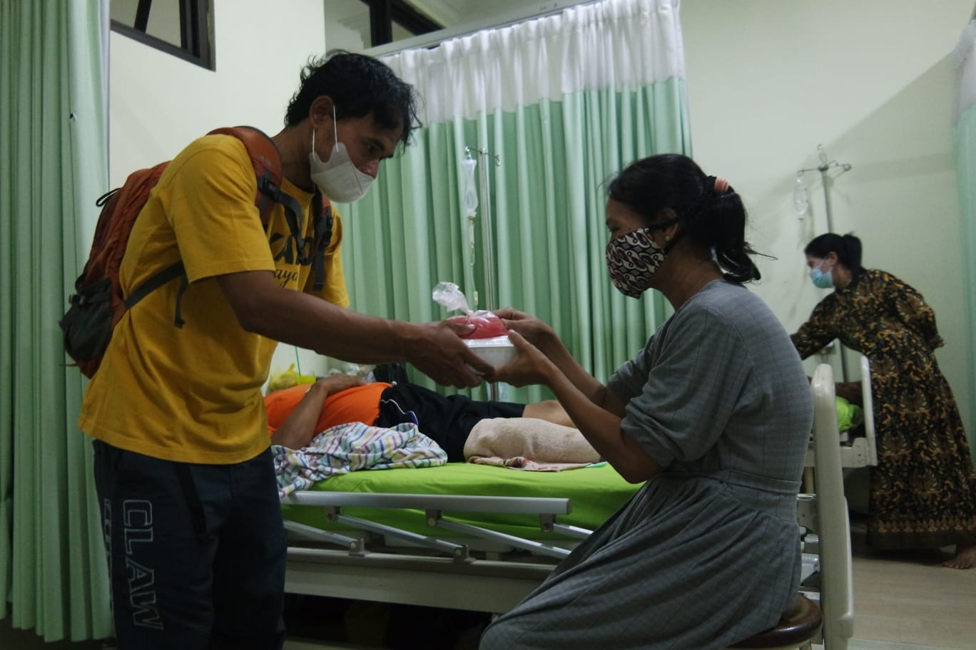 Ramadan, pegawai RSUD Kudus bagi takjil kepada penunggu pasien kelas tiga Ramadan, pegawai RSUD Kudus bagi takjil kepada penunggu pasien kelas tiga